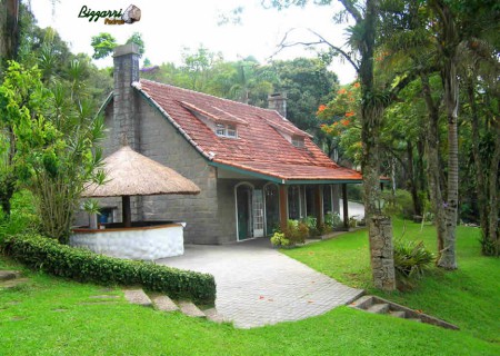 Execução de parede em pedra -  Na construção desse chalé foi usada pedras do tipo folheta de granito no tom azul. Pedras que podem ser usadas como parede maciça ou só revestimento.